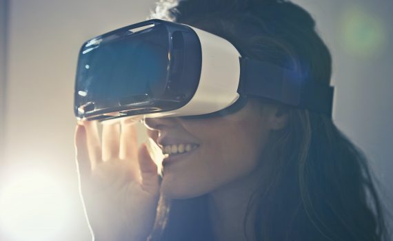 femme avec casque de réalité virtuelle