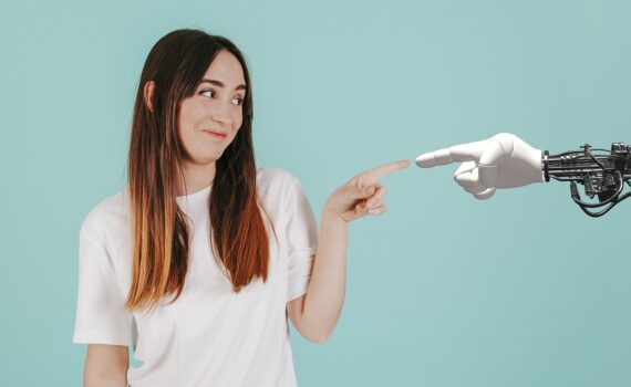 femme touchant le dos d'un robot