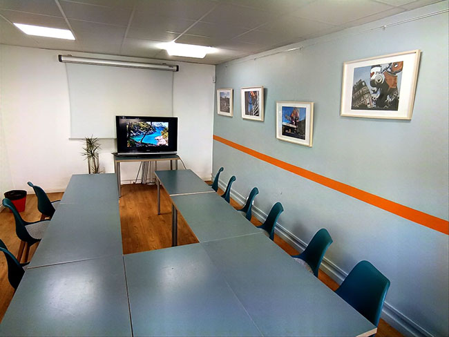 Salle Frioul de Mediamed, parquet et espace libre