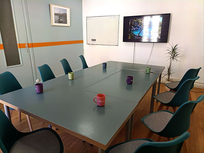Salle Gaby de Mediamed en configuration îlot, Marseille Vieux-Port