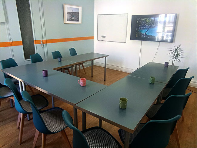 Salle Gaby de Mediamed en configuration en U autour d’une table